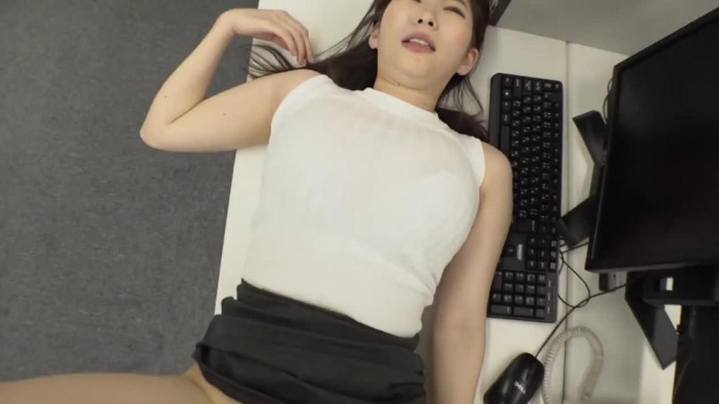 这是加班中爆乳女上司毎日颜射性骚扰的一周间记録映像。 LULU-003 预览截图 2