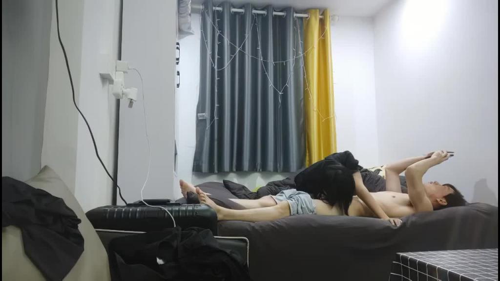 肌肉小哥在家狂干亲妹妹 预览截图 2