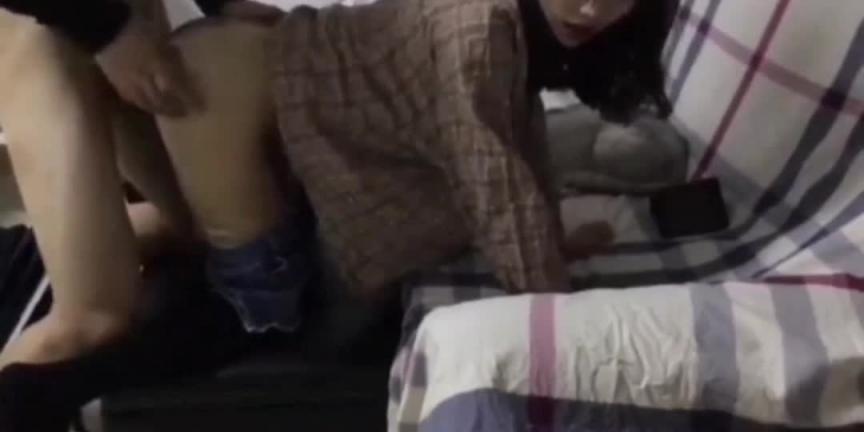 媳妇下楼买菜赶紧和小姨子来一炮衣服都没全脱 预览截图 1