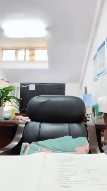 某学校高中班主任老师竟然敢在办公室跳蛋自慰万万没有想到平时的老师这么凶背后玩的这么刺激 预览截图 1