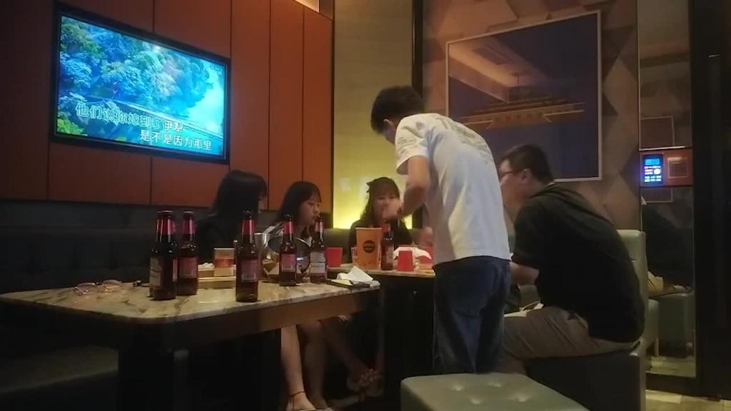 KTV激情不眠夜,三男三女唱歌玩成人游戏 预览截图 5