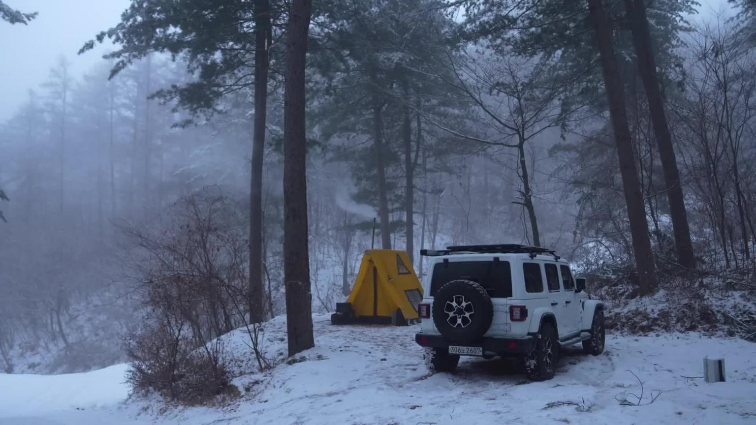 在雪林冰冻小屋的充气帐篷里露营 预览截图 10