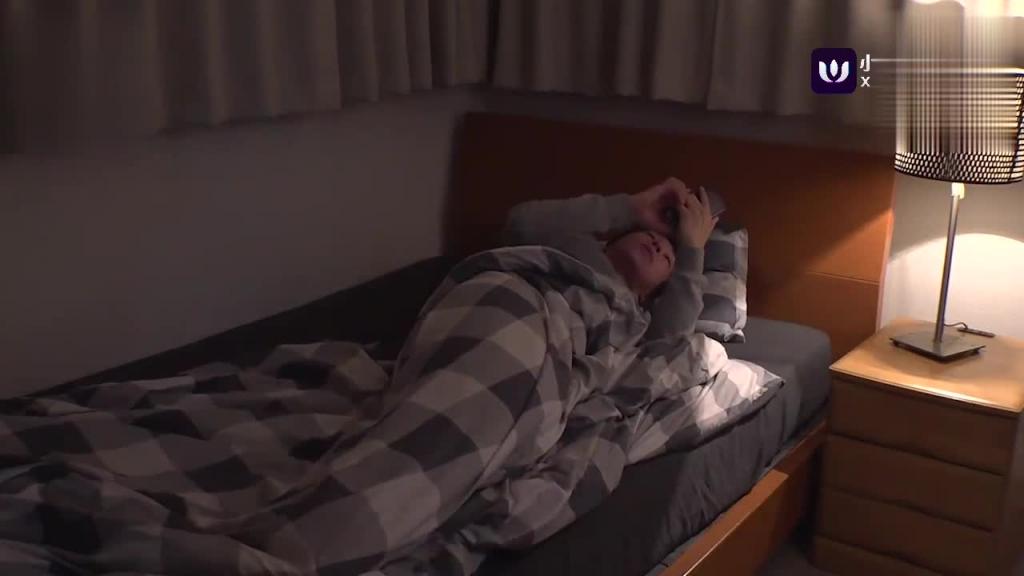 【家庭乱伦】半夜偷窥爸妈做爱，被妈妈的性感身材吸引，找了个机会把她强暴了 预览截图 6