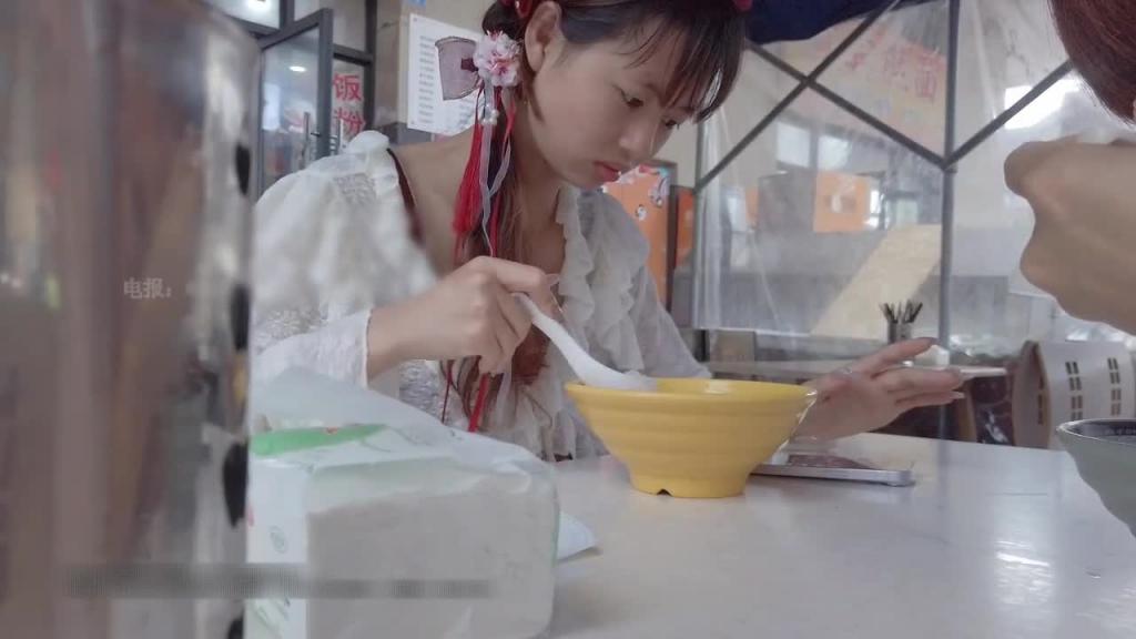 【顶级反差小萝莉】可爱花嫁少女被主人爸爸肆意蹂躏,紧致粉嫩小穴被塞的满满的 预览截图 4