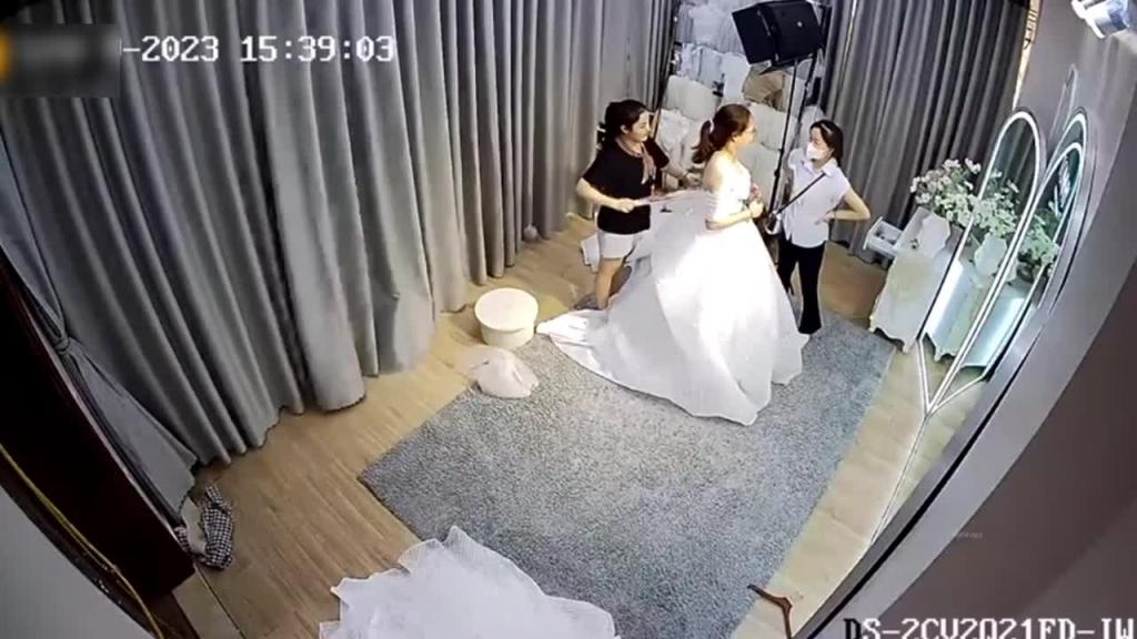 2023最新泄密知名婚纱店偷安监控拍新娘婚纱事件偷拍三位新娘同时换婚纱还有个孕妇 预览截图 7