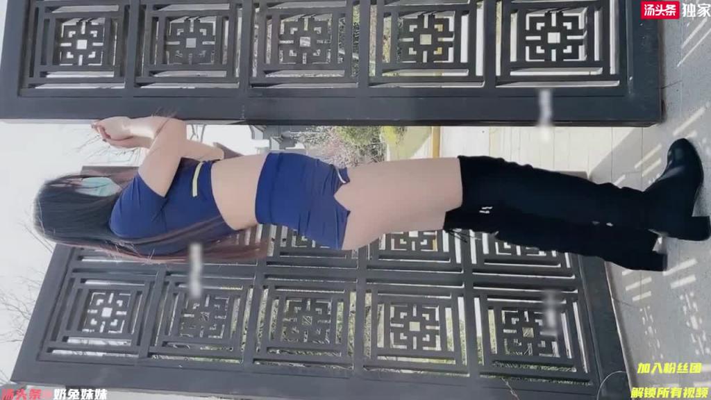 性感少妇户外人前露出 无内肉丝大长腿 过路司机看直了 预览截图 1