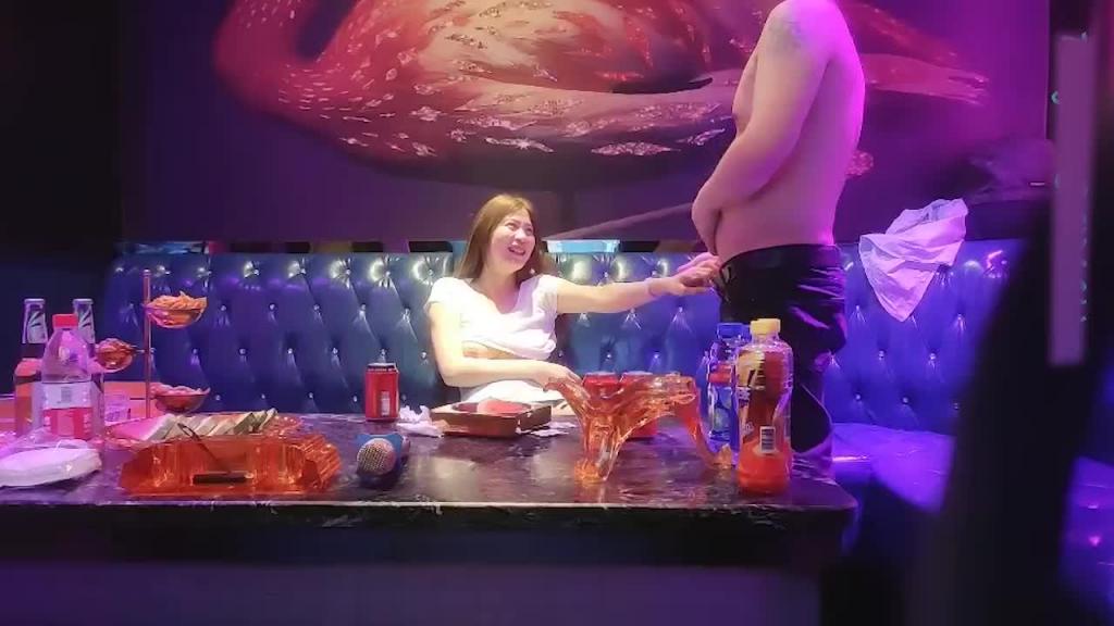 鸭总再现KTV撩小姐姐，她唱歌鸭哥吃奶子玩逼好不刺激，挑逗的小姐姐歌都唱不下去口交大鸡巴才满足 预览截图 11