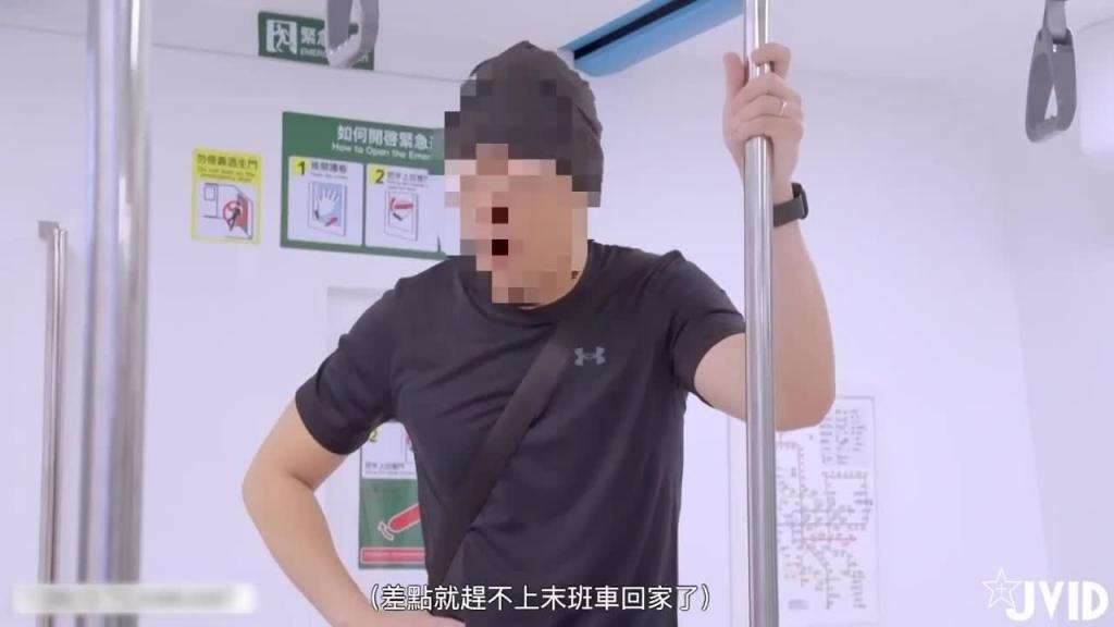 巨乳美女受困在电梯,被大叔强逼吃屌 预览截图 12