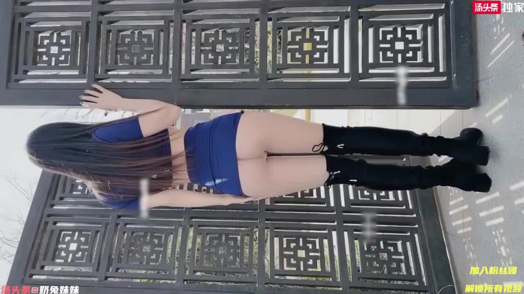 性感少妇户外人前露出 无内肉丝大长腿 过路司机看直了 预览截图 5