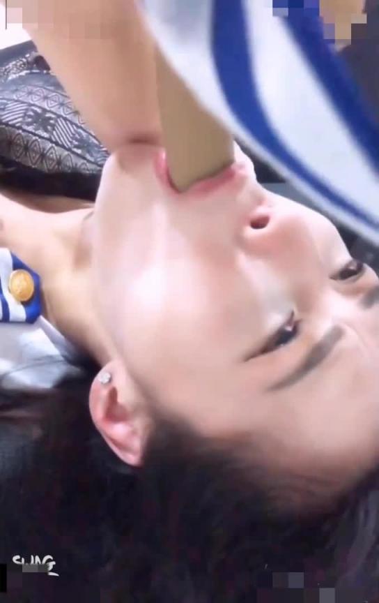 台湾SWAG funnyg 暗黑版吴佩慈 空姐请男同事验证咏春拳不敌被强上 预览截图 8
