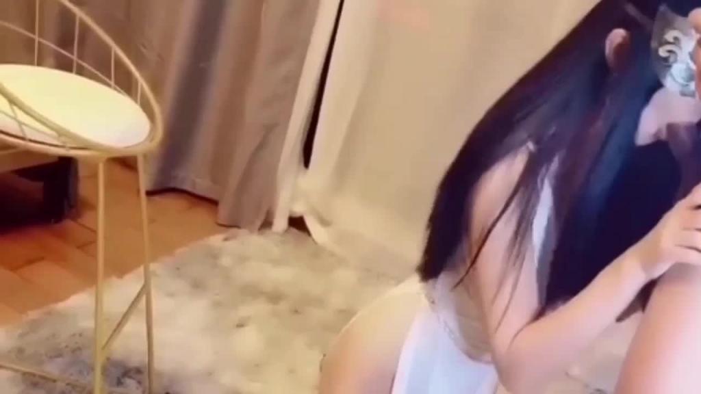 【爱丝袜的Vivian姐】推特网红最新定制视频 预览截图 4