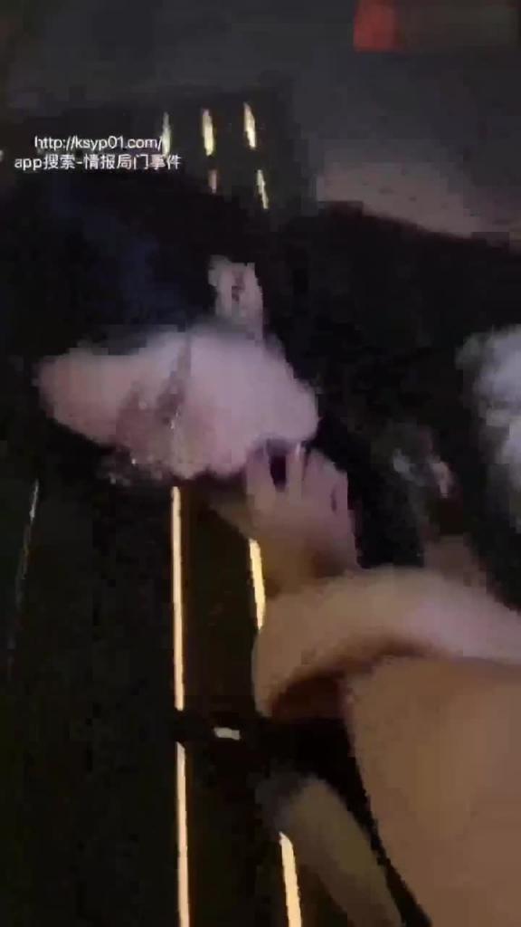 【万人求-研究生女同闹市区调教】刷新女奴的羞耻感，让你鸡儿硬邦邦 预览截图 2