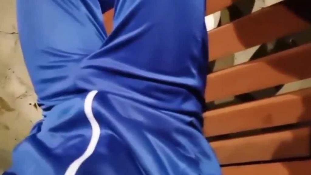 户外露出勾引学生做爱 预览截图 5