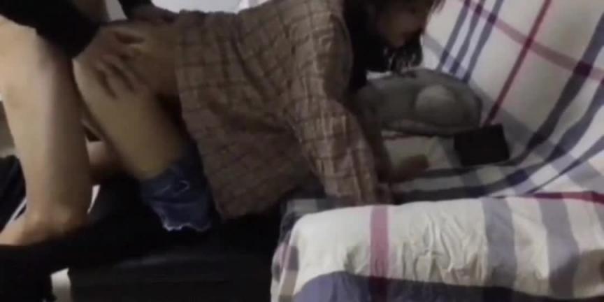 媳妇下楼买菜赶紧和小姨子来一炮衣服都没全脱 预览截图 3