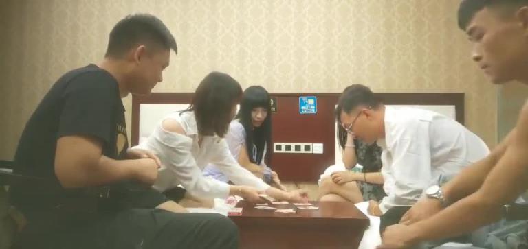 【换妻极品探花】3对夫妻交换淫乱，打牌脱衣，后面操穴前面插嘴，轮换着操绝对精彩 预览截图 5