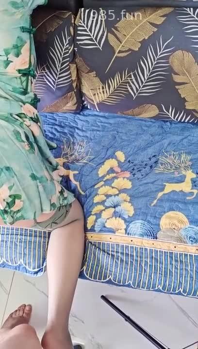 骚妈夹着儿子的精液去和为了公婆吃饭,丁字裤都挡不住了,被公公发现了 预览截图 9