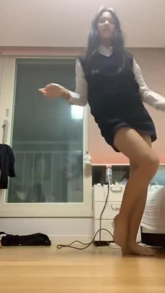 舞蹈特长班韩国美女校花展示母狗撒尿真空艳舞 预览截图 12