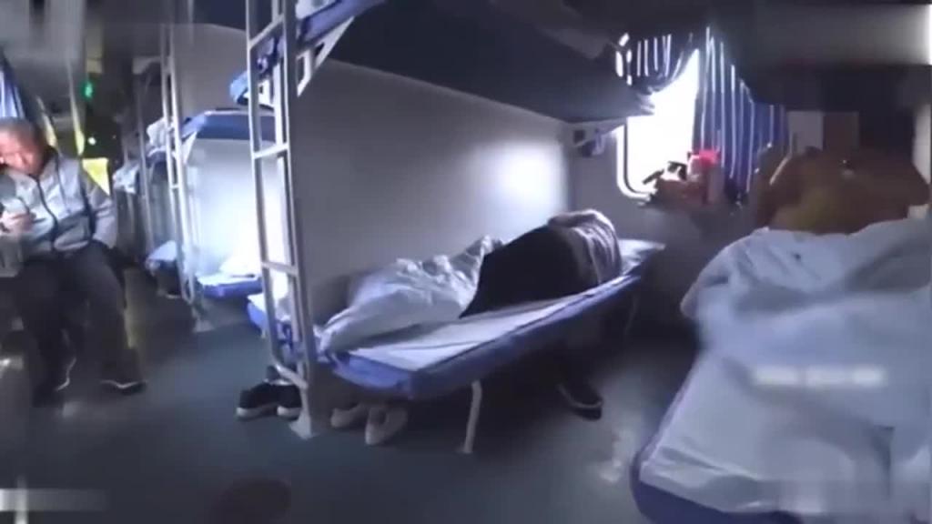 火车上淫欲露出 卧铺列车露乳露逼 大爷看傻眼了 预览截图 5