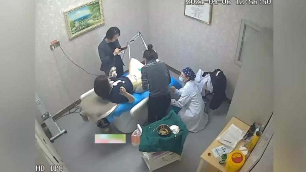 【重口医院偷拍】无良医生偷拍合集 大学生被麻醉后男医生趁机摸逼 炸裂来袭 预览截图 12