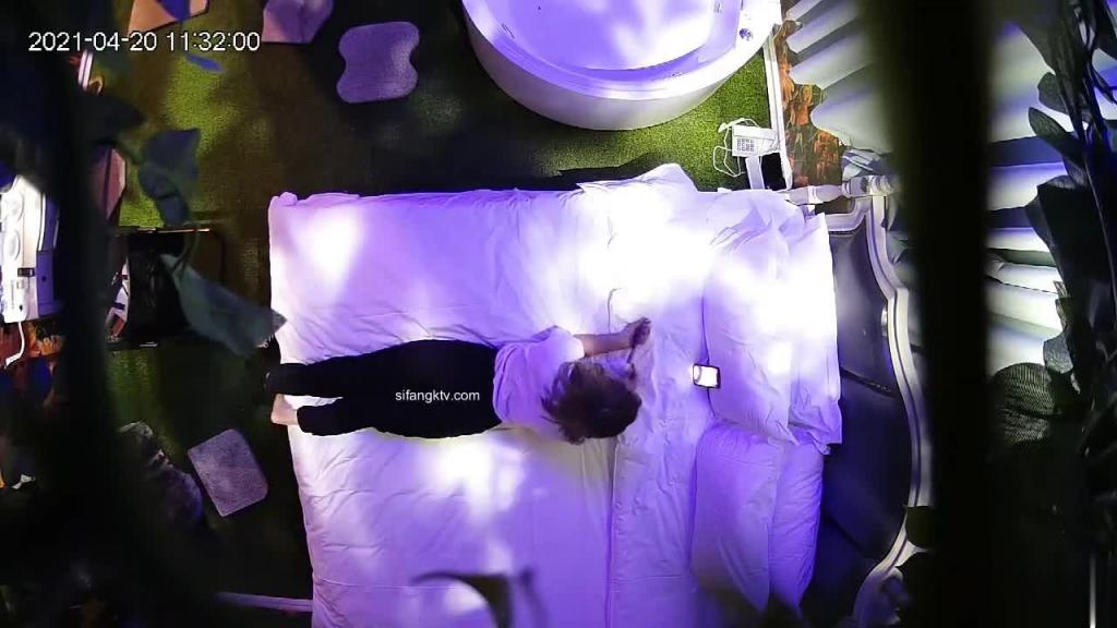 情趣酒店浴缸房上帝视角偷拍精瘦小哥约少妇滚床单翻云覆雨 预览截图 1