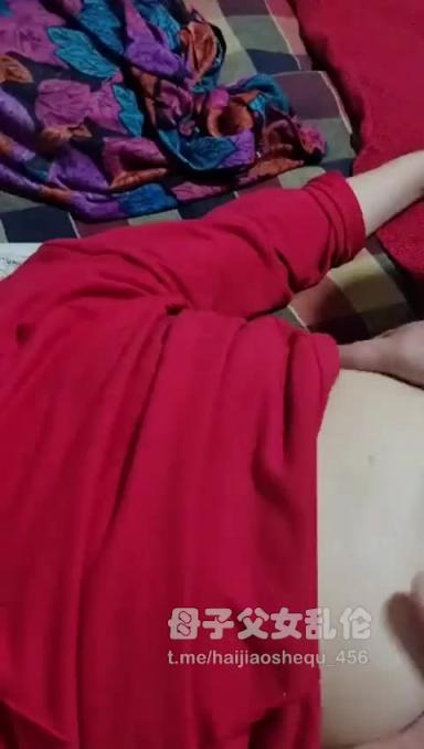 甘肃母子乱伦 绿母儿子网上找单男操骚逼妈妈 妈妈还帮洗单男的鸡巴 预览截图 4