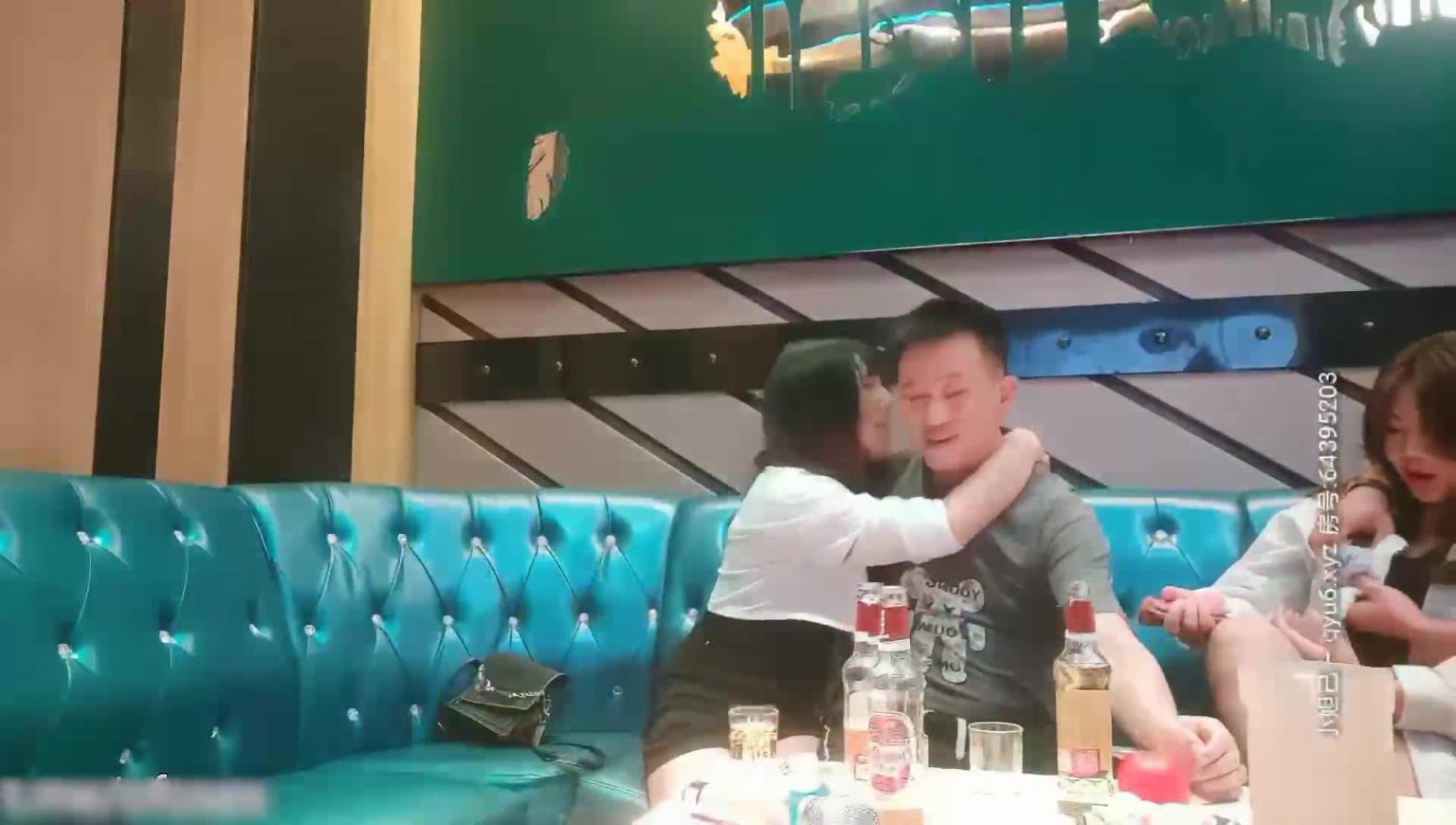 KTV喝到微醺开房,女的非常害羞,死活不肯就范! 预览截图 1