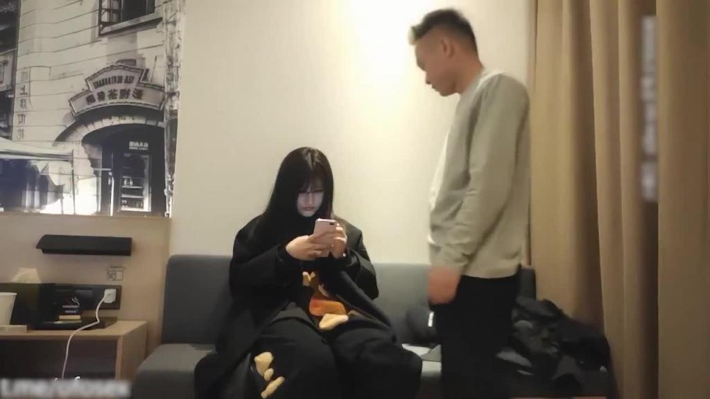 【3600成都大圈】女神不仅脸蛋好,这对美乳罕见,粉嫩大白桃,勾起你的欲望 预览截图 1