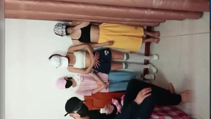 【高利贷直播】几个无知少女欠下套路贷被强制直播抵债 预览截图 2