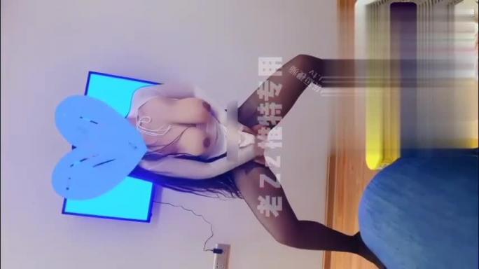 群调下贱巨乳母狗主人朋友面前扣逼户外共厕大门自慰抽打巨乳骚奶贱出天际 预览截图 5