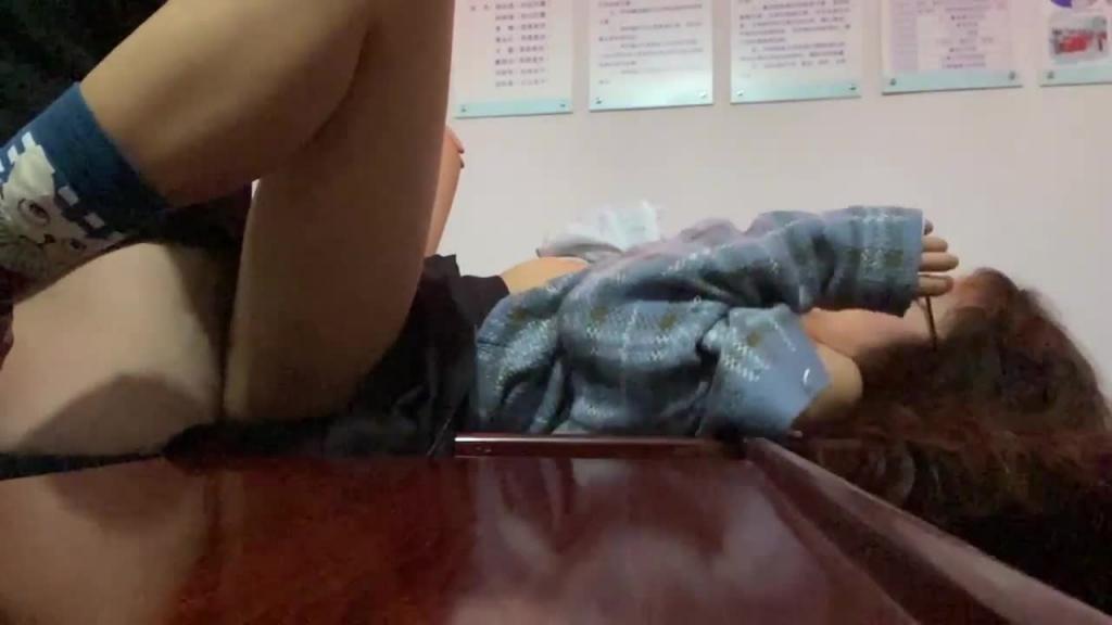 淫荡教师 教导主任直接在办公室里操英语老师~ 预览截图 10