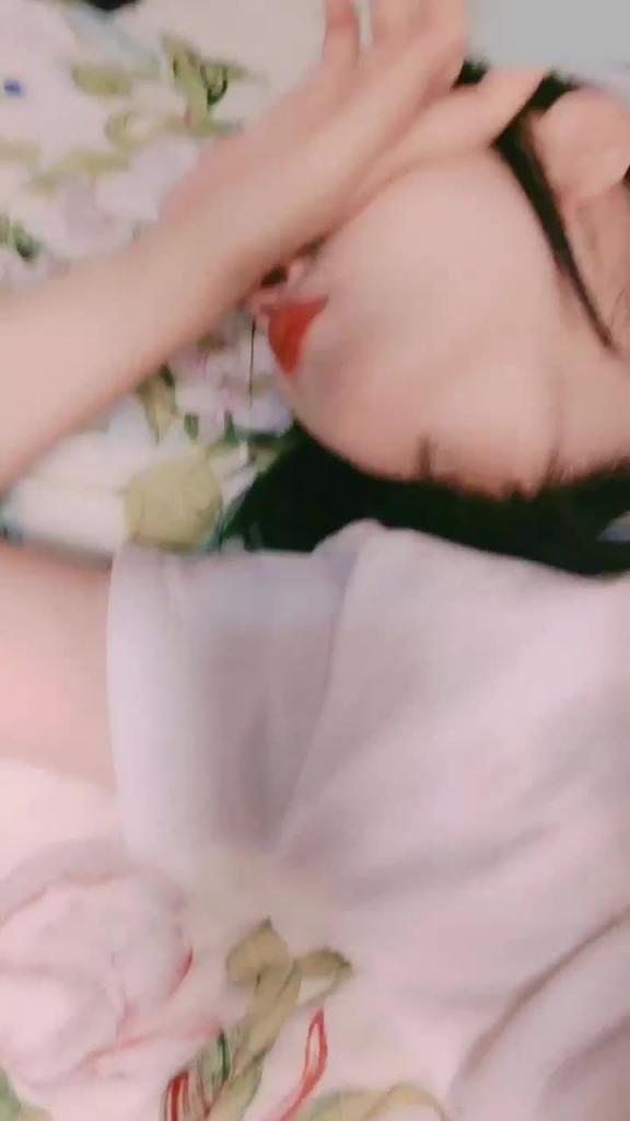 {诱奸一线天白虎妹妹}父母不在叫兄妹乱伦！ 预览截图 11