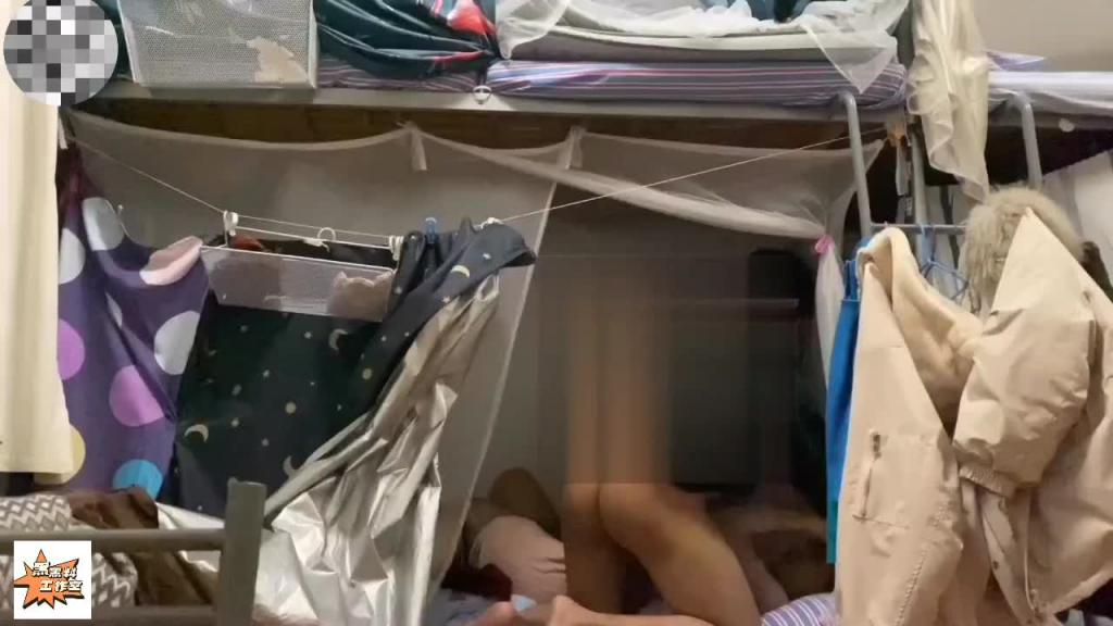 【超真实偷拍】医院宿舍强行推到护士女友，不行，拔出去，戴套！ 预览截图 2