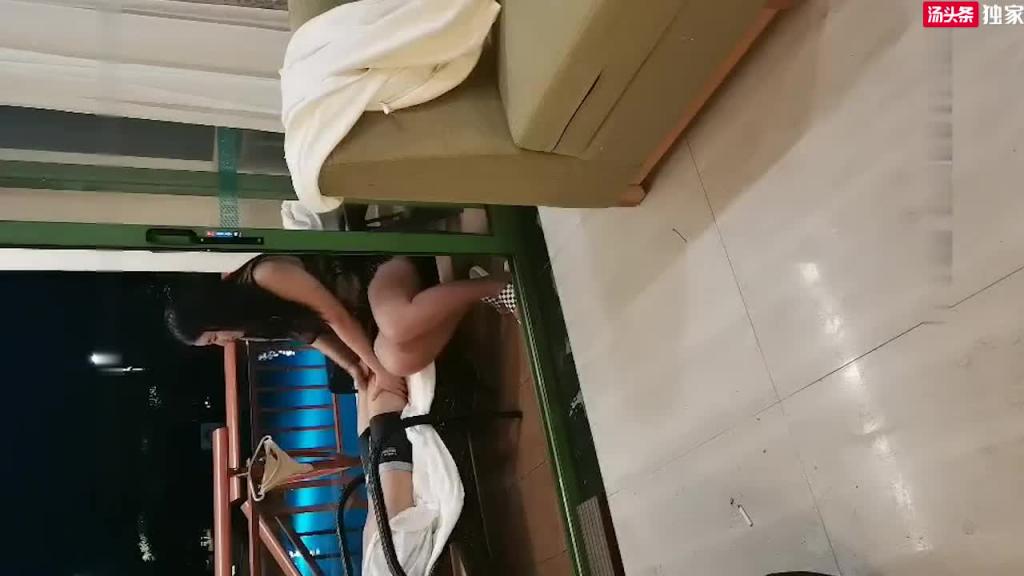 沈阳NTR户外勾引 大奶人妻老公面前勾引路人操逼 预览截图 11