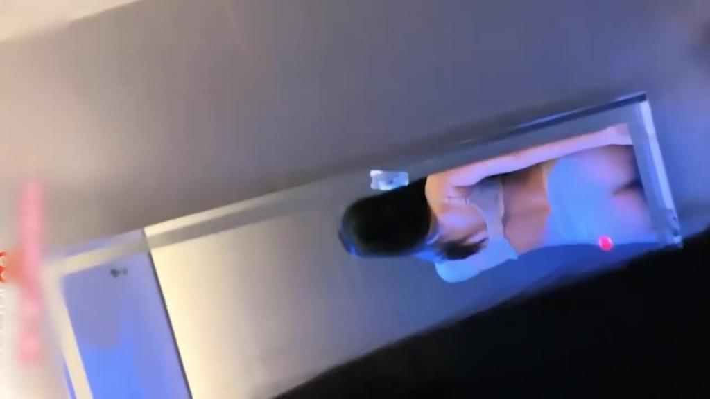 极品尤物美女！KTV自慰诱惑！到卫生间玩超刺激，脱光光跳蛋震穴，近距离特写 预览截图 3