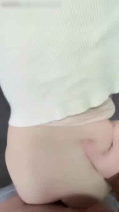 真实姐弟乱伦 把姐姐按在厕所后入 预览截图 11