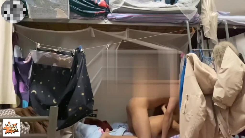 【超真实偷拍】医院宿舍强行推到护士女友,不行,拔出去,戴套 预览截图 10