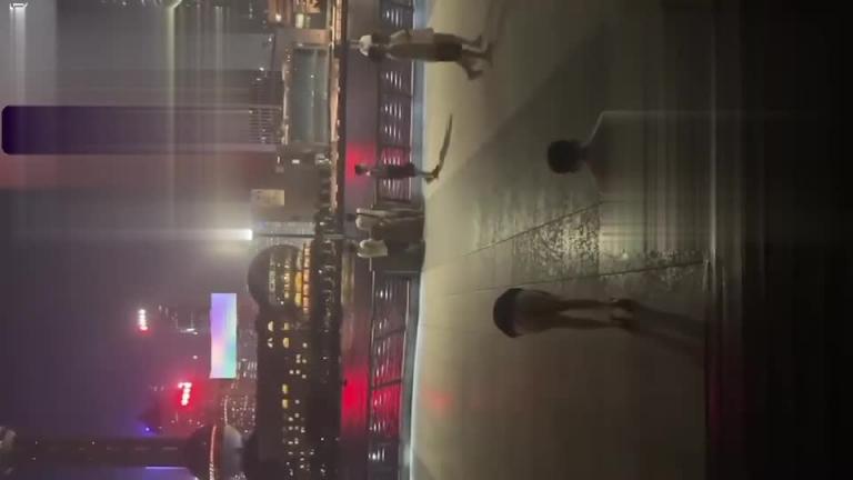 【魔都母女】户外漏出勾引陌生人野战,街上公园商场餐厅路人看的一脸懵逼 预览截图 6