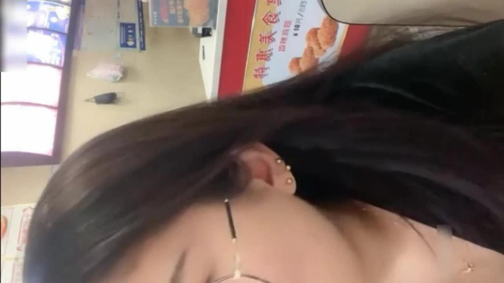 炸鸡店老板娘在店里偷偷播厨房漏出骚奶子! 预览截图 3