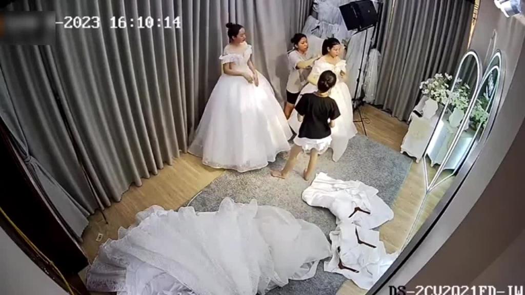 2023最新泄密知名婚纱店偷安监控拍新娘婚纱事件偷拍三位新娘同时换婚纱还有个孕妇 预览截图 12