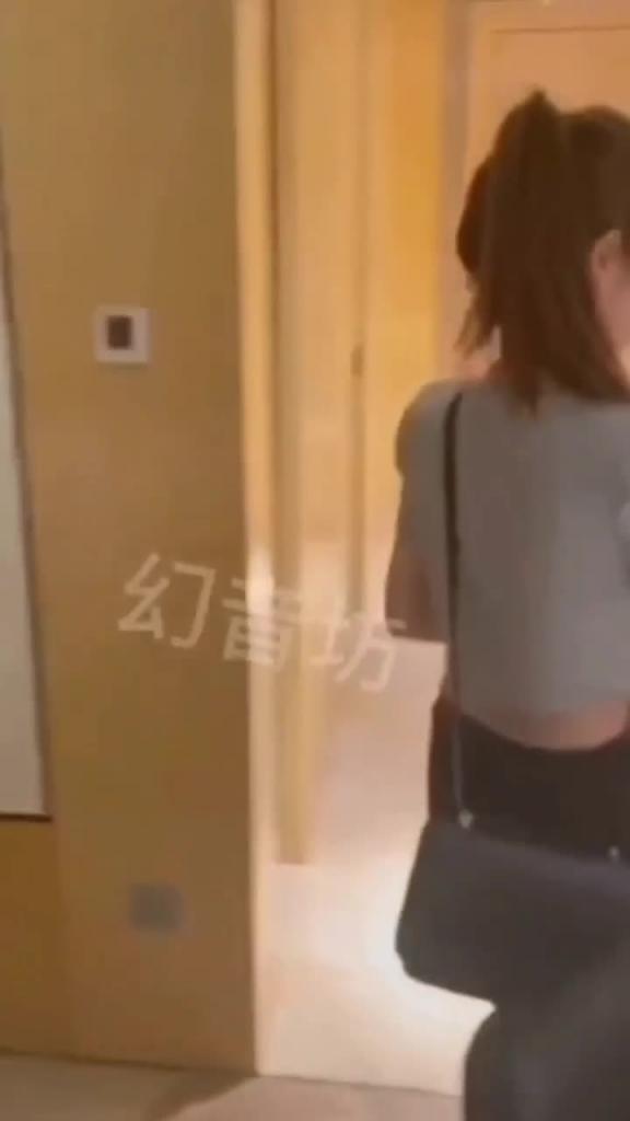 反差婊赵老师想尽办法让学生住酒店,让男学生操她 预览截图 8
