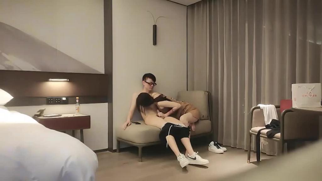 酒店约操大长腿御姐,换上黑丝跪地口交一顿爆插 预览截图 2