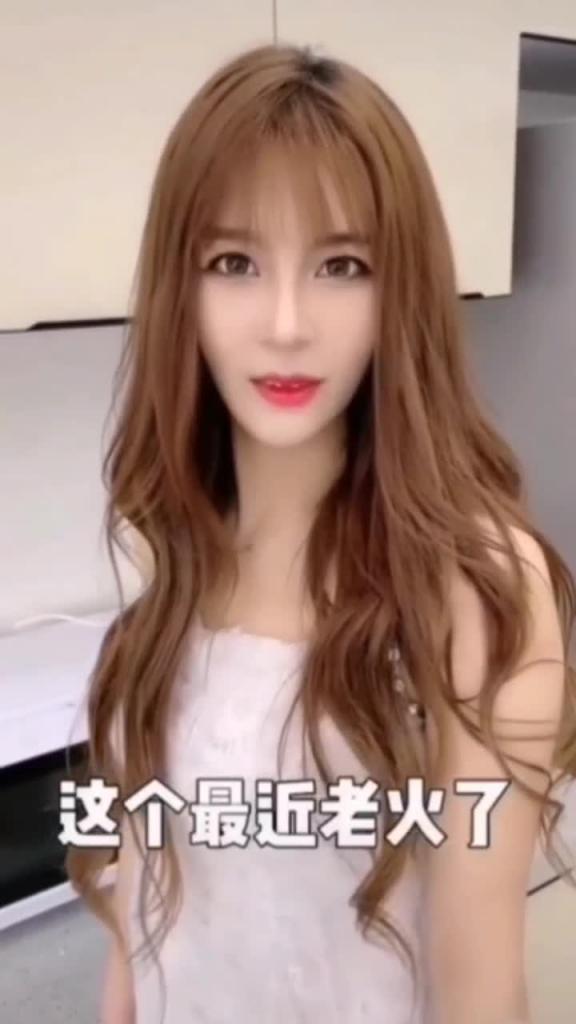 儿子给妈妈看小黄片，妈妈穿上开档丝袜勾引儿子 预览截图 4