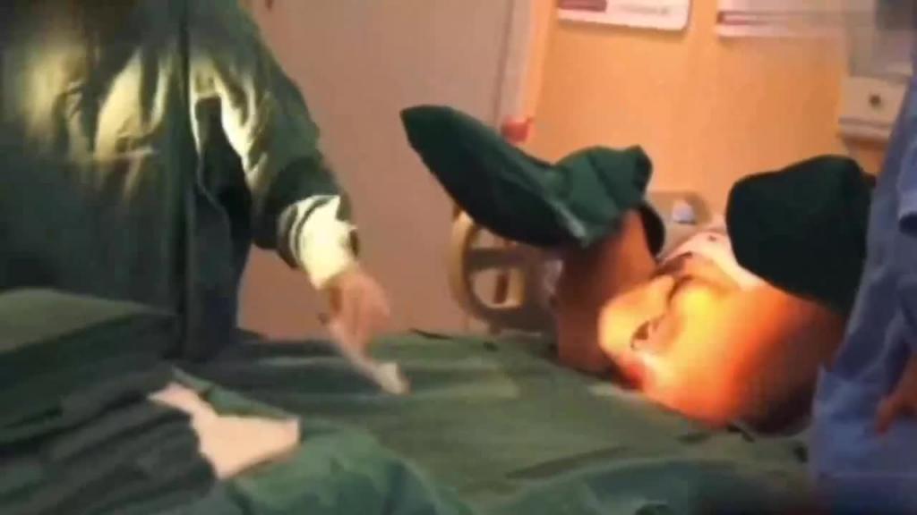 【重口医院偷拍】无良医生偷拍合集 大学生被麻醉后男医生趁机摸逼 炸裂来袭 预览截图 4
