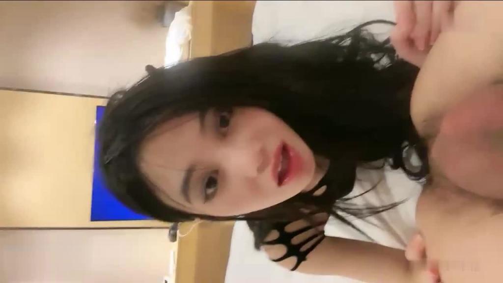 00后小嫩模满分颜值美腿无毛骚逼,却喜欢舔屁眼,被大鸡吧塞满屁眼 预览截图 6