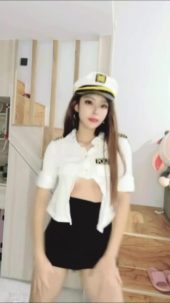 高冷御姐大秀裸舞,警察制服看着就带劲 预览截图 3