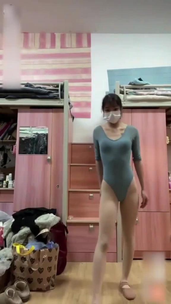 学体操的学生少女,在宿舍淫荡脱光自慰 反差婊 预览截图 2