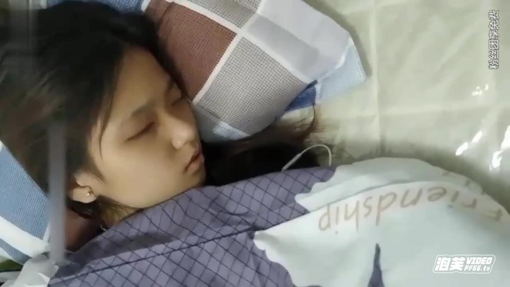 可爱萝莉困得睁不开眼,拉起来就操她穴,内射(宠粉福利) 预览截图 4