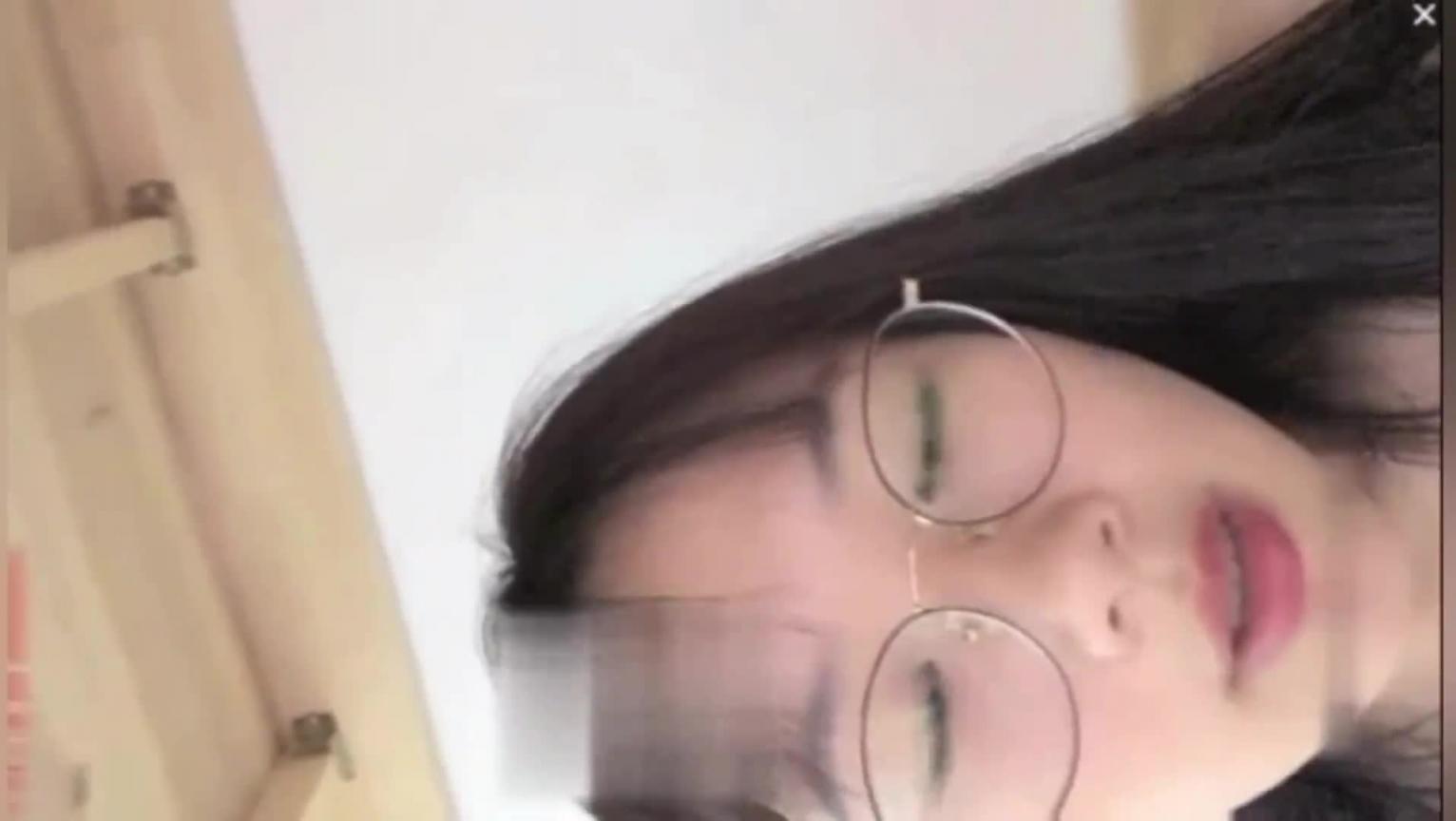 【温州-大一学妹】邻家反差婊，凌晨同学不在宿舍大秀 预览截图 9
