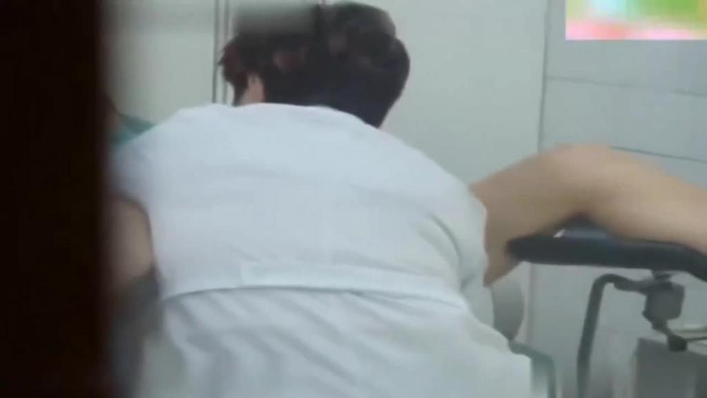 【重口医院偷拍】无良医生偷拍合集 大学生被麻醉后男医生趁机摸逼 炸裂来袭 预览截图 7