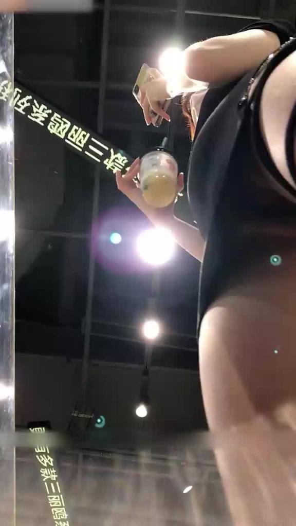 【热门事件】深圳万达偷拍高颜值妹和男友逛街黑丝无内被男友摸逼偷拍差点被发现 预览截图 11